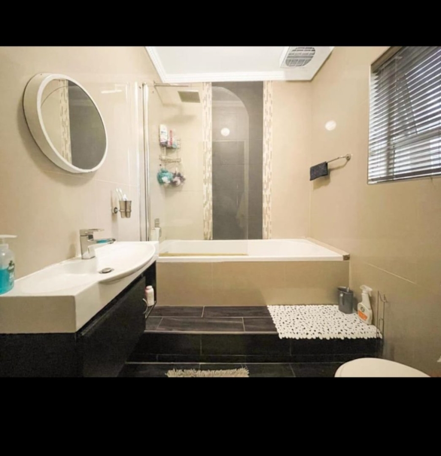 4 Bedroom Property for Sale in Rondevlei Park Western Cape